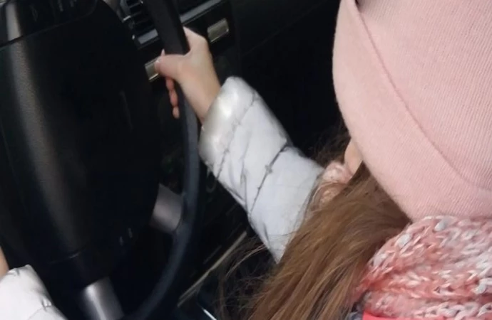 {Policjanci z Pisza zatrzymali samochód, w którym zamiast pijanego kierowcy była 13-letnia dziewczyna.}